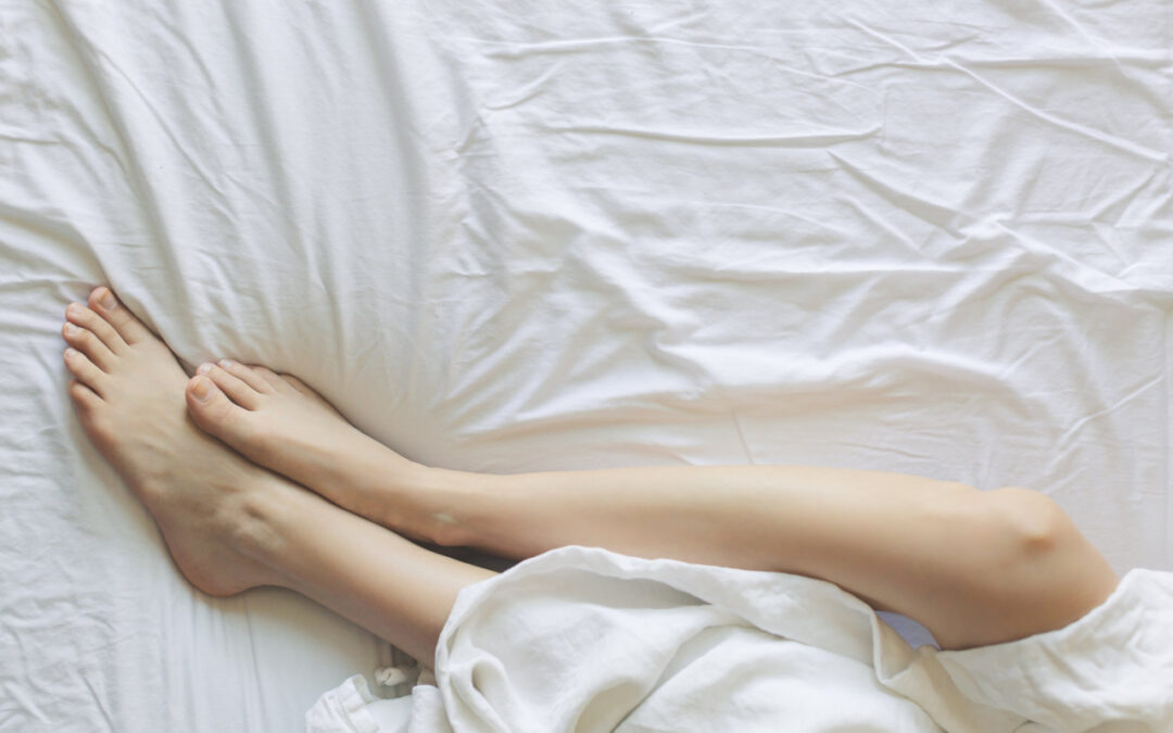 Spanie na podłodze – czy jest korzystne dla zdrowia? Czy warto rezygnować ze spania na łóżku?